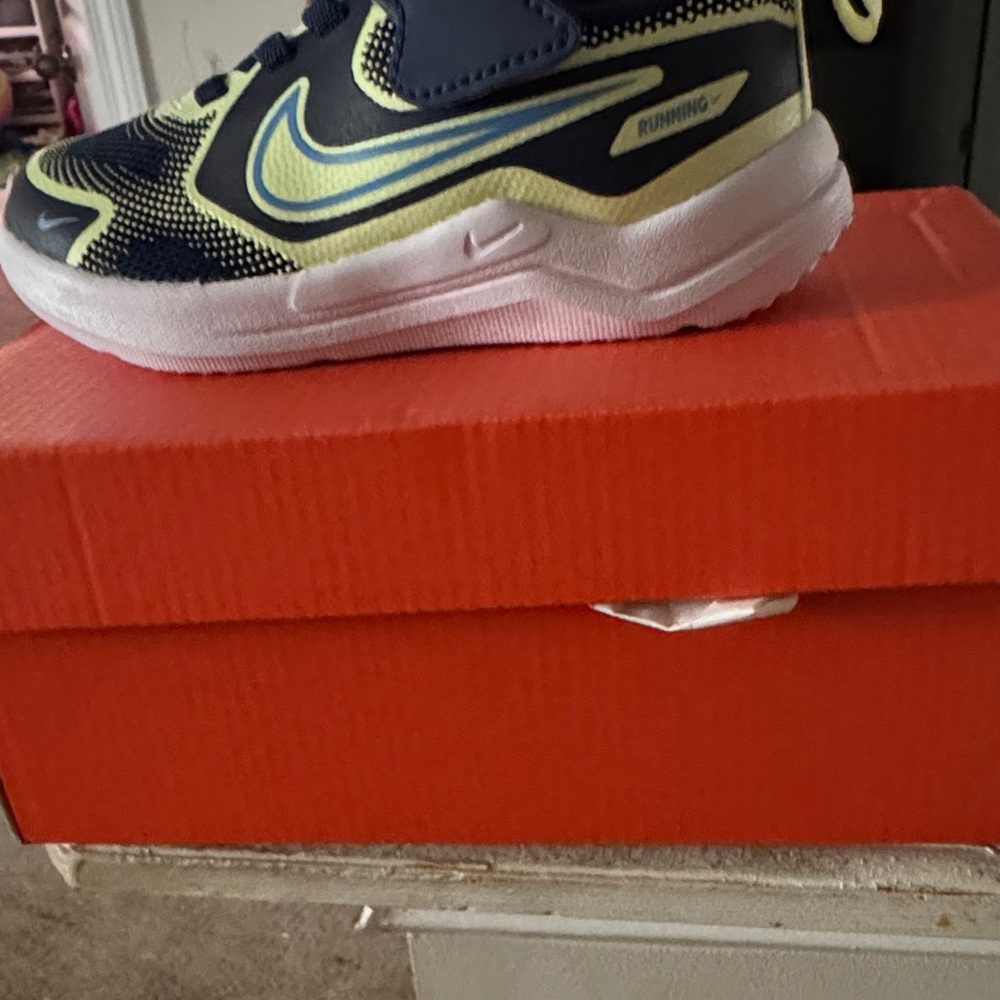 Nike Kids Sneakers in Black and Yellow with White Sole